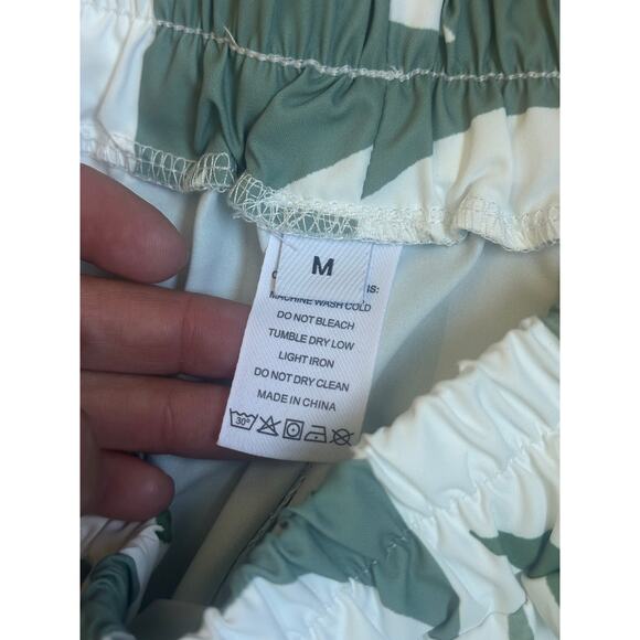 Floral Print Wide Legged Leaf Pants Size Medium - Picture 3 of 3